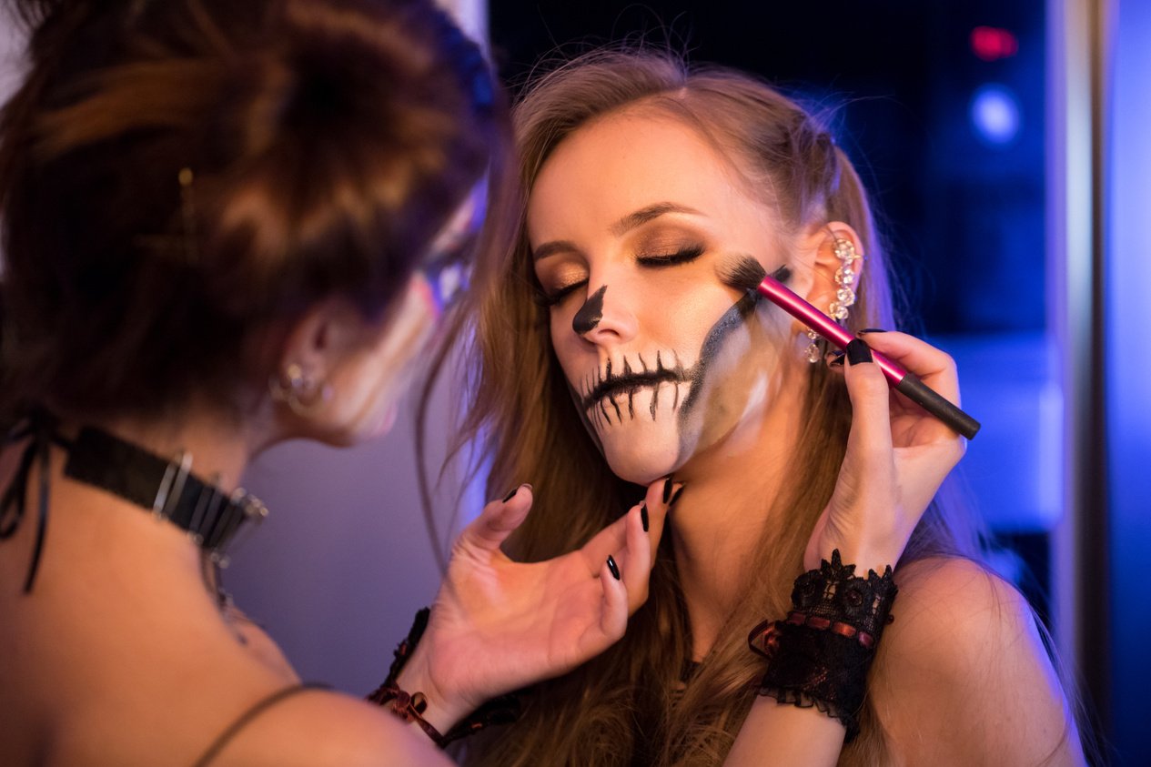 Puting some makeup for halloween